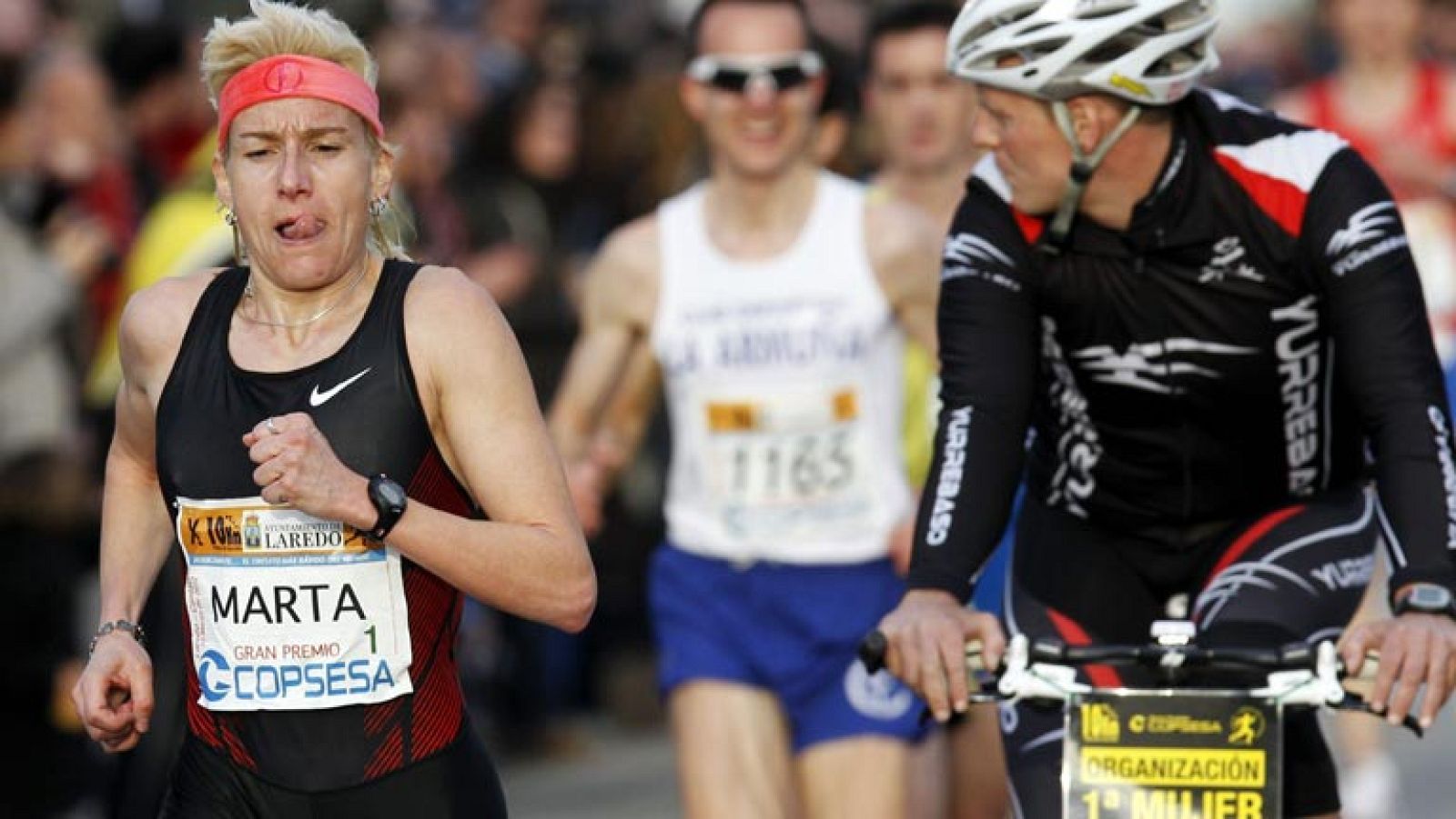 Marta Domínguez y el marroquí Jaouad Oumellal se impusieron en la Carrera de 10 kilómetros Divina Pastora de Sevilla, en la que participaron casi 1.400 corredores.