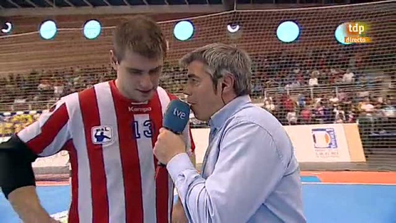 Satisfacción de los rojiblancos tras vencer al Barcelona en la final. Aginagalde, el técnico Dujshebaev y el veterano portero José Javier Hombrados muestran su alegría a Teledeporte.