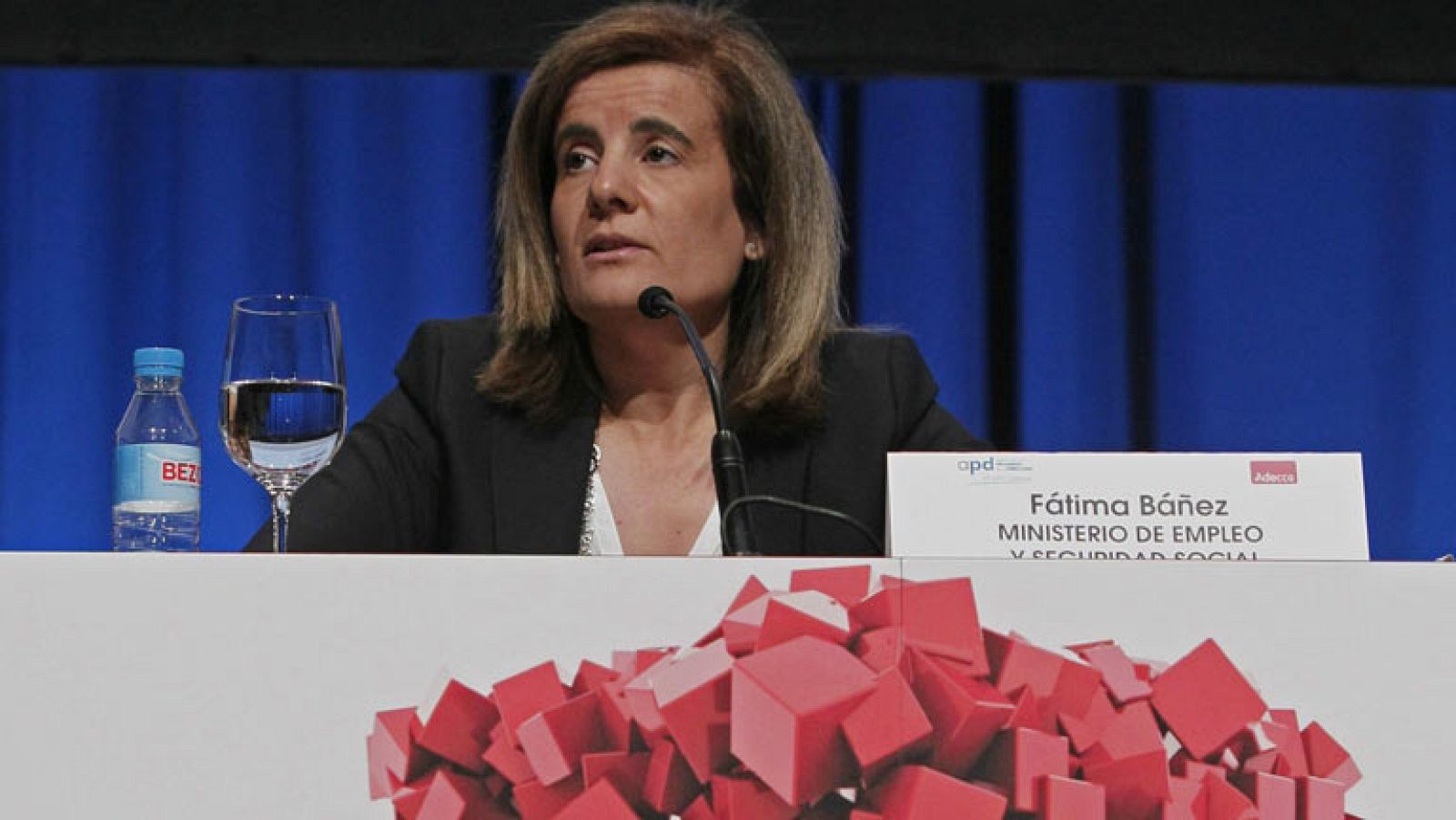 Báñez valora la paz social pero defiende la reforma laboral