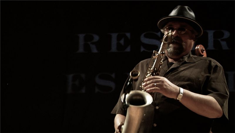 Joe Lovano improvisa al saxofón ante los oyentes de 'Carne cruda'