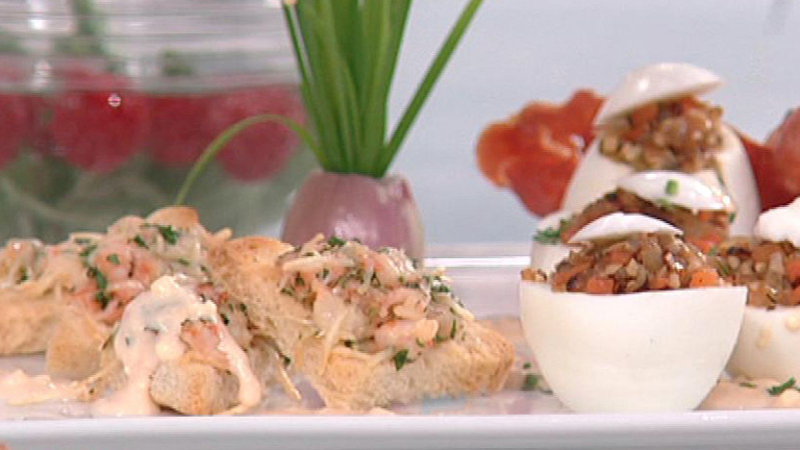 Saber Cocinar - Huevos rellenos con champiñones en salsa de langostinos (12/03/2012) - RTVE Cocina | Ver