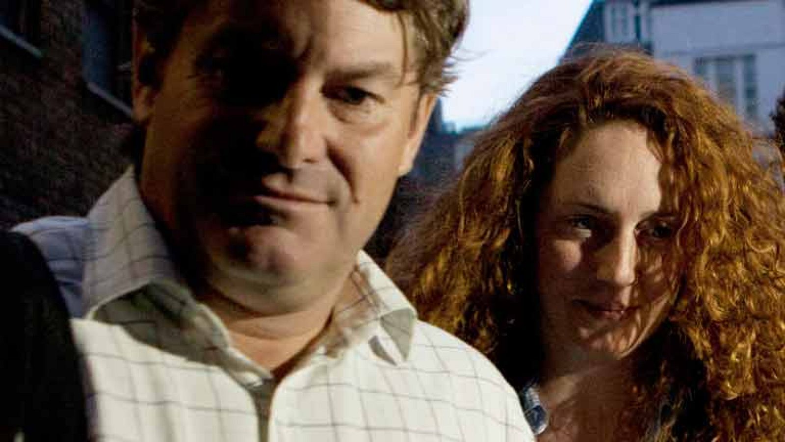 La ex mano derecha de Rupert Murdoch en News International, Rebekah Brooks, ha sido detenida junto a su marido, amigo personal del primer ministro británico, David Cameron, por obstrucción a la justicia.