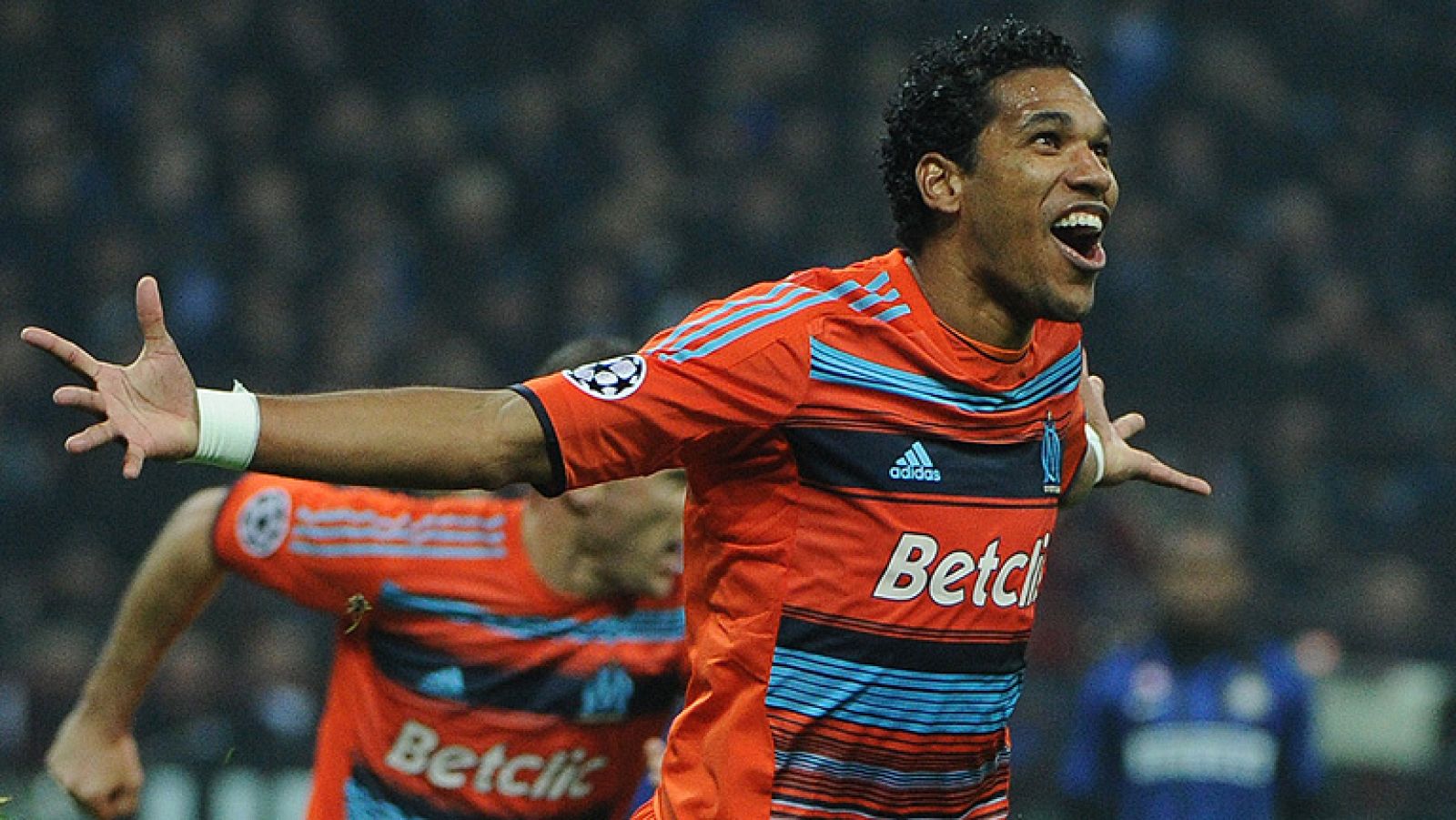 El Olympique de Marsella, gracias a un gol del brasileño Brandado en el minuto 92, se ha clasificado para cuartos de final de la Liga de Campeones y ha dejado fuera de la competición al Inter, pese a la victoria obtenida hoy por los 'nerazzurri' (2-1