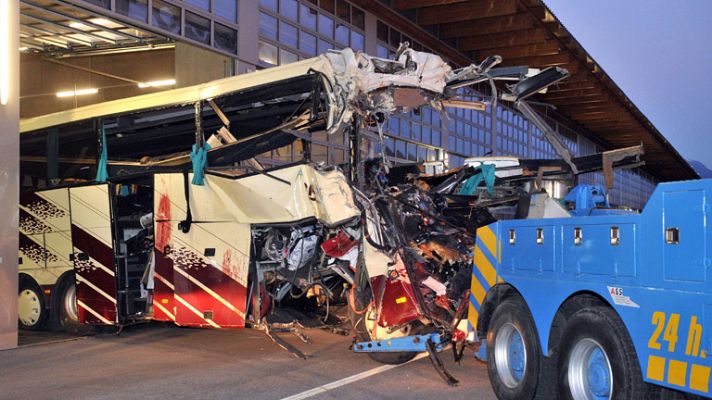 Telediario 1 - Al menos 28 muertos, 22 de ellos niños, en un accidente de autobús en Suiza