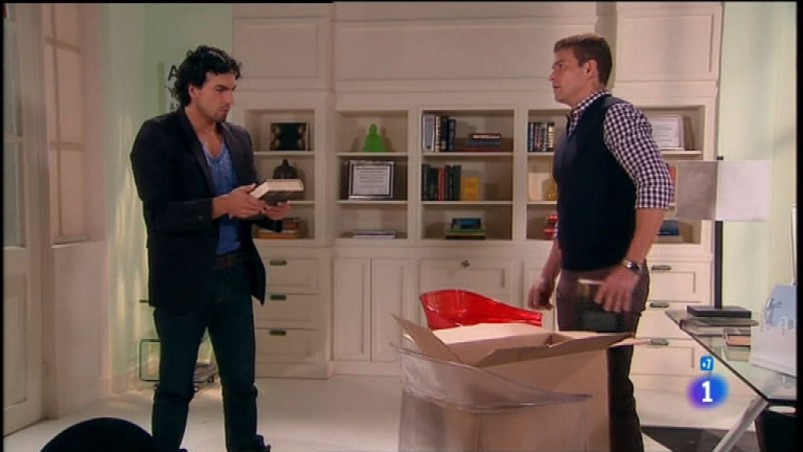 La casa de al lado - Capítulo 88 - Adolfo dispara a Ignacia cuando ésta lo sorprende en el apartamento de Gonzalo - Ver ahora