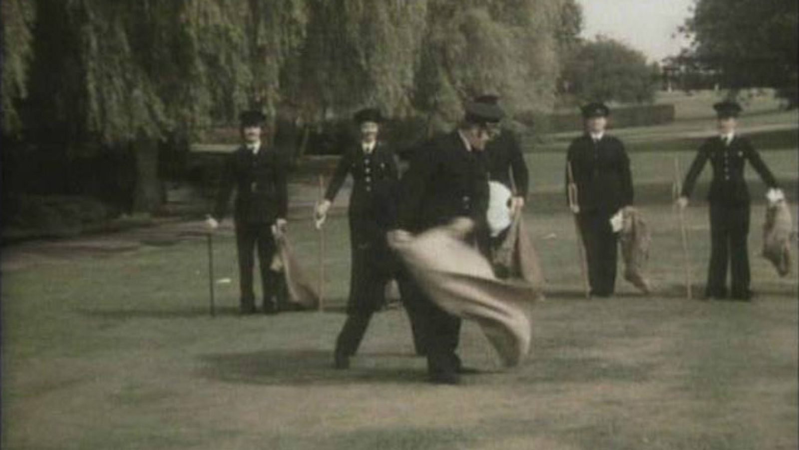 Un sketch de Benny Hill en 'Tome la palabra' (1981)