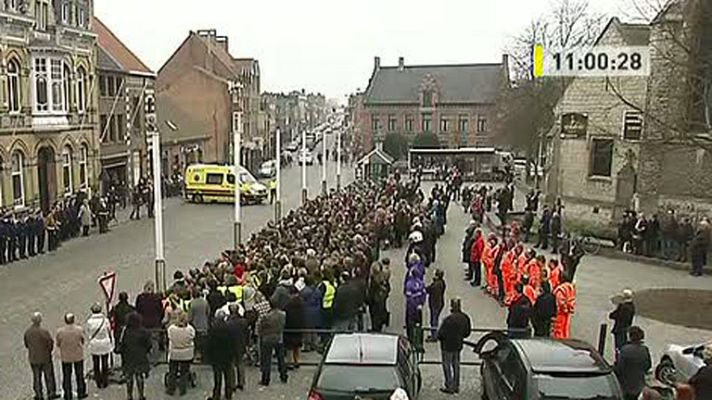 Informativo 24h - Los belgas guardan un minuto de silencio por las víctimas del accidente de autobús