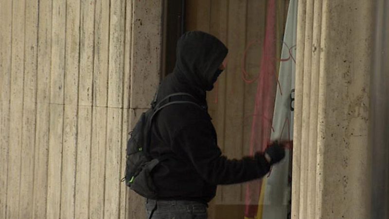 Nueva ley de ordenación del espacio público en Cataluña prohibirá a manifestantes taparse la cara