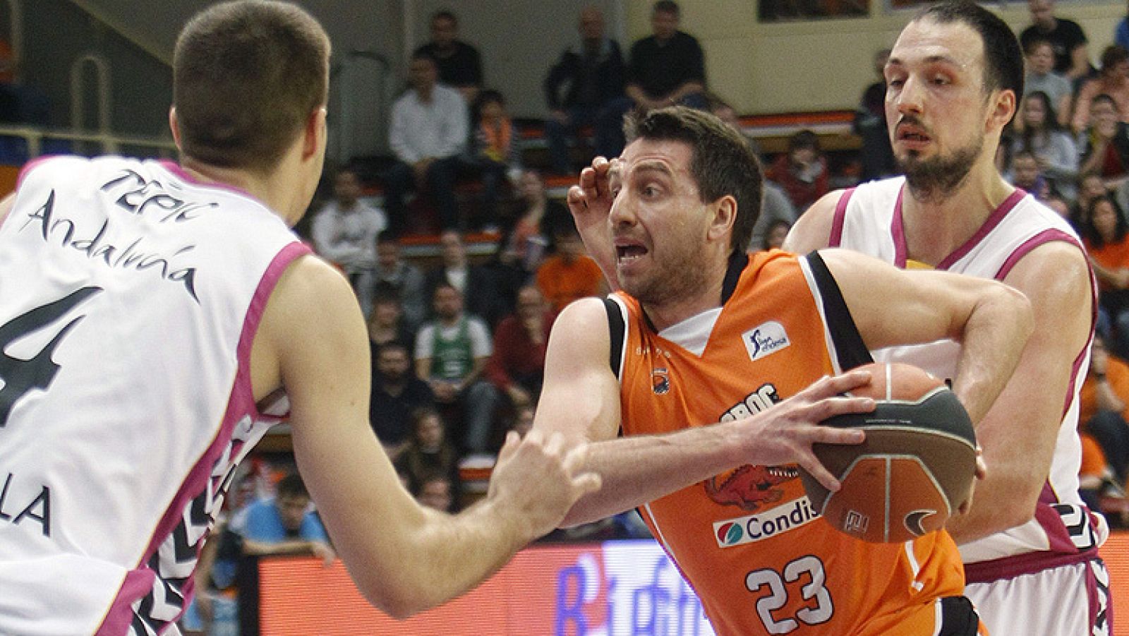 Pese a sufrir algunos apuros en el último cuarto, el Banca Cívica consiguió salir victorioso de la cancha del Mad-Croc Fuenlabrada (70-75), al que dominó desde el principio del choque. Paul Davis, con 21 puntos y 17 rebotes, fue la estrella del parti