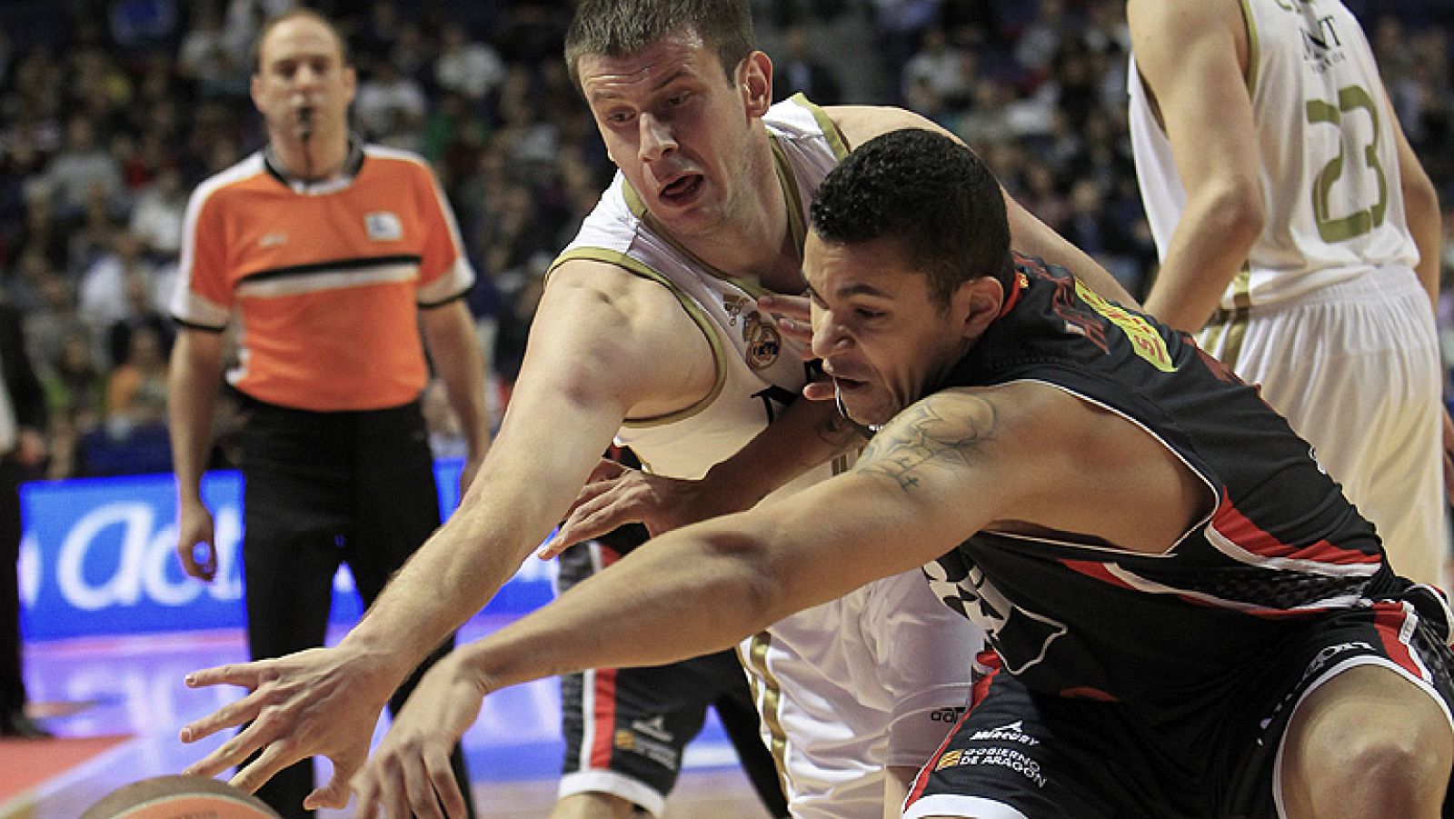 Magistral Jaycee Carroll, haciendo 36 puntos en la victoria del Real Madrid sobre el CAI Zaragoza. Los 14 puntos de ventaja blancos les mantienen en la cabeza de la tabla