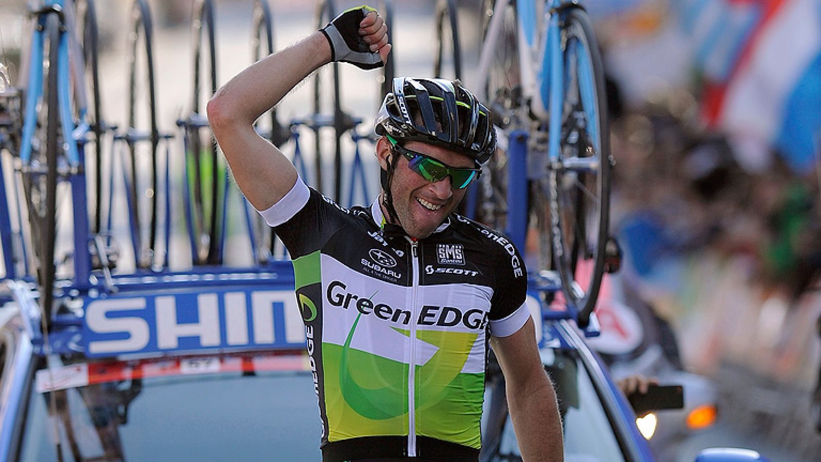 El ciclista italiano Michael Albasini (GreenEDGE) se ha enfundado  el primer maillot de líder de la Volta a Catalunya tras apuntarse el  triunfo en solitario en la primera etapa, un recorrido corto, pero  exigente, de 139 kilómetros con salida y lle