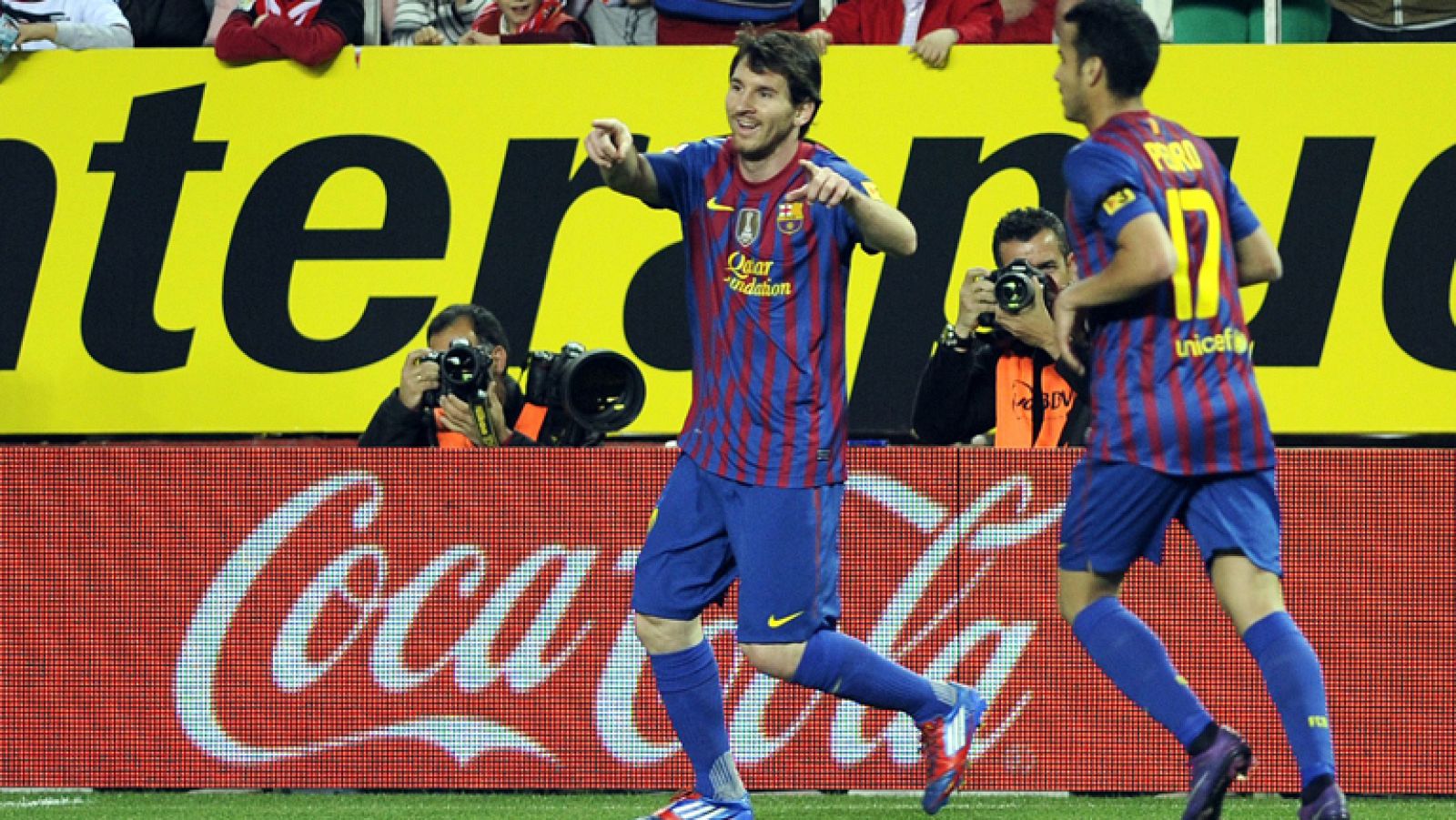 El Barcelona se enfrenta al Granada con el objetivo de seguir reduciendo la distancia de 8 puntos que le separa del Real Madrid.