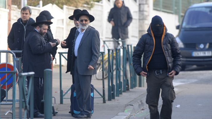 Telediario 1 - La Policía francesa investiga la hipótesis de un militar racista en el tiroteo de Toulouse