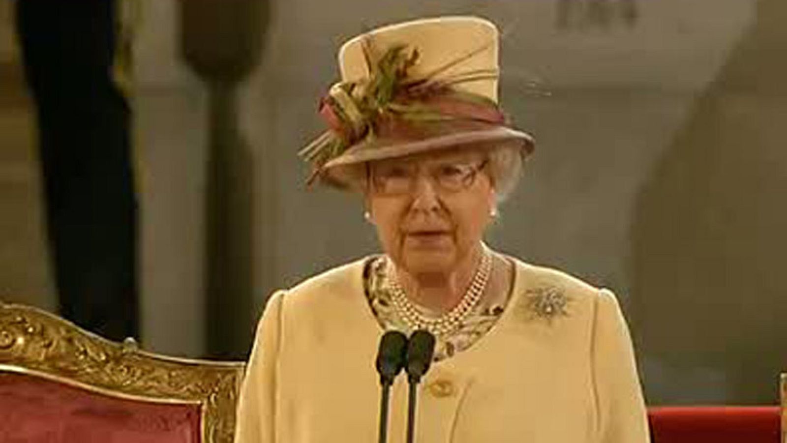 La reina de Inglaterra se dirige al Parlamento en los actos del 60º aniversario de la llegada al trono