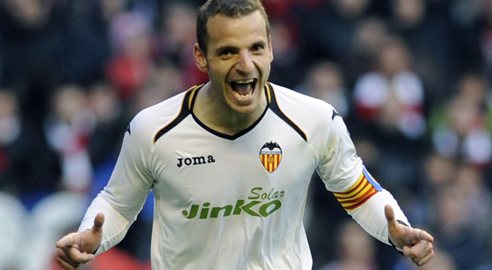 Soldado amenaza a un débil Zaragoza