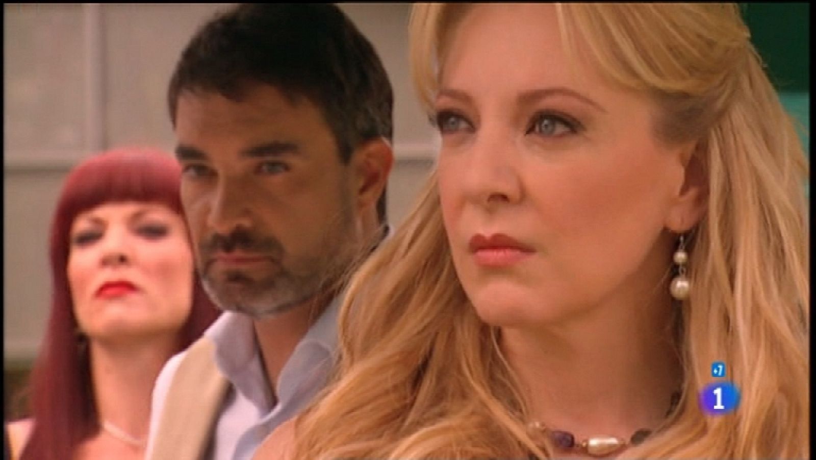 Cielo Rojo - Capítulo 49 - Dña.Loreto tiende una trampa a Alma para colarse en su casa e intimidar a su empleada - Ver ahora