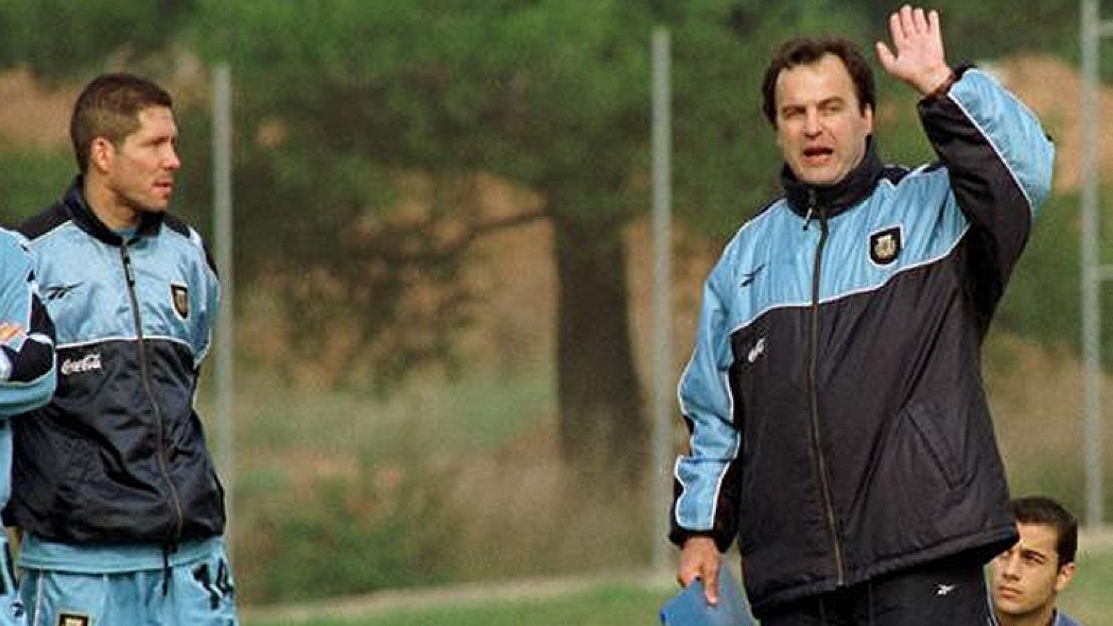 Dos rojiblancos, dos técnicos argentinos, dos viejos conocidos: hace 10 años el cholo era pieza fundamental en la Argentina de Bielsa. Se conocen tan bien que saben de memoria cómo les va a jugar el rival. En el que no estará Llorente, aún renqueante