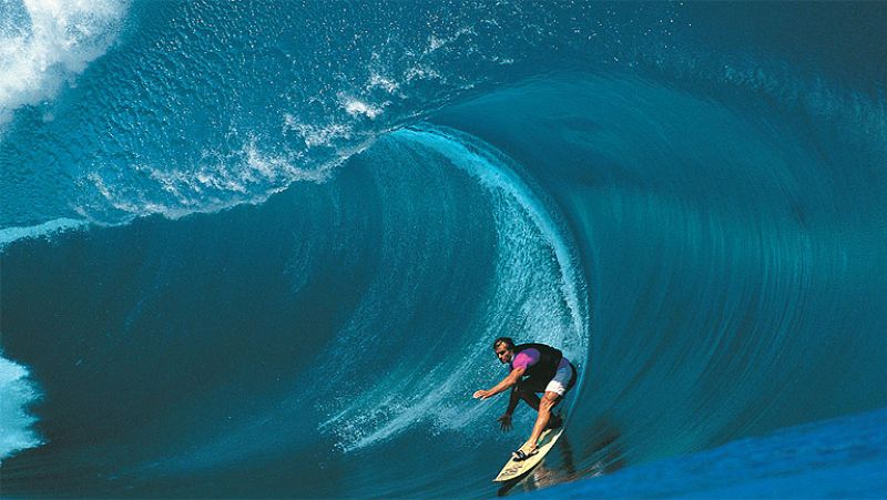 Laird Hamilton es el mejor especialista del mundo en surfear olas gigantes. Su fama es tal que ha participado en algunas peliculas, como en Los descendientes, una de las ultimas de Georges Clooney.