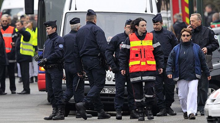 Telediario 1 - La Policía francesa cerca en su casa al presunto asesino de Toulouse