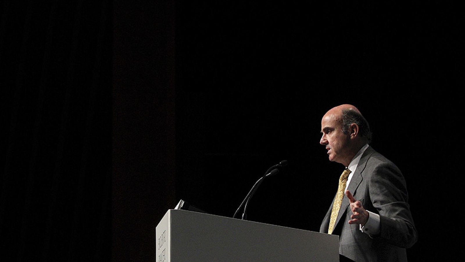 El ministro de Economía visita China para pedir confianza en las medidas del Gobierno