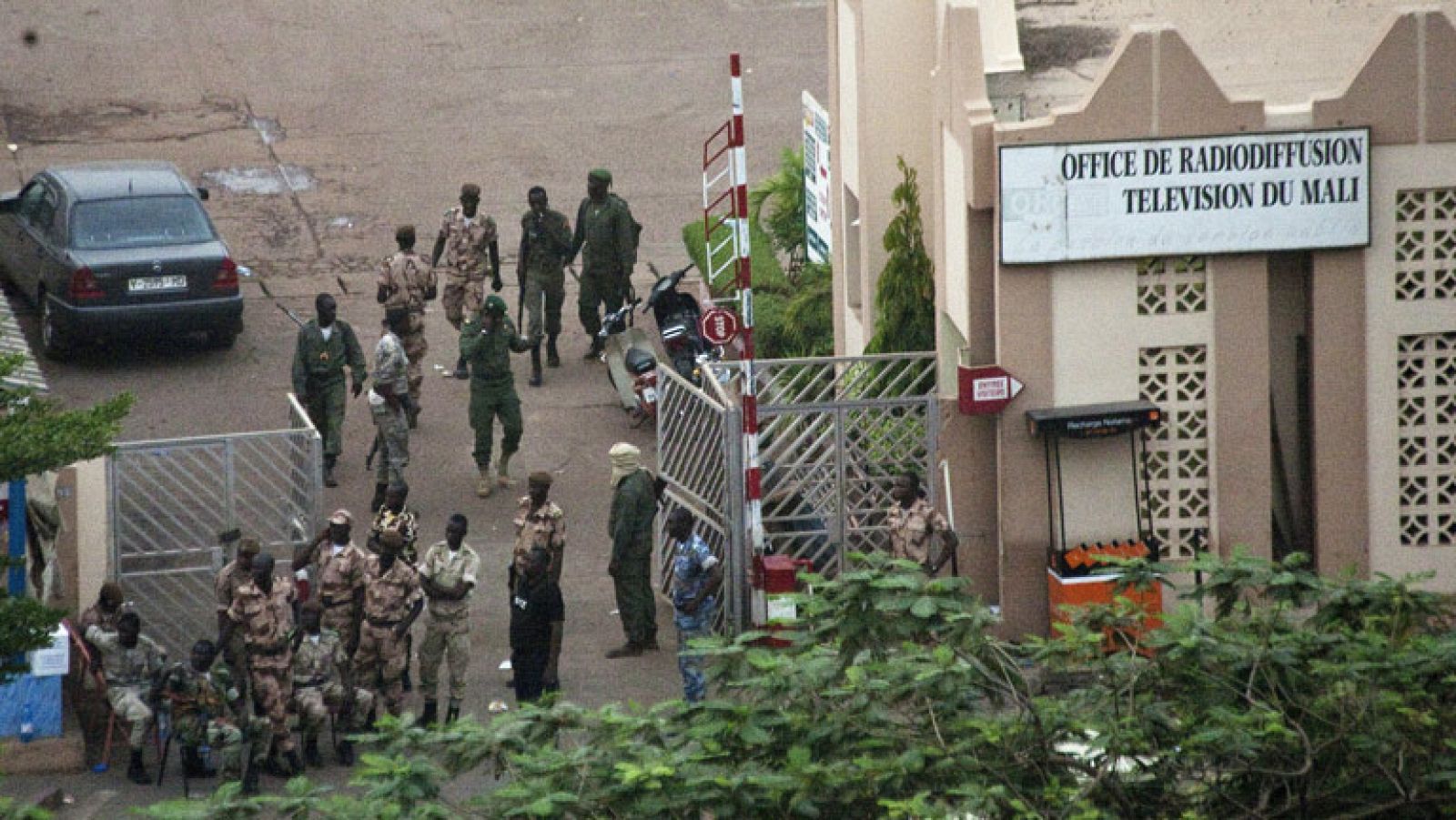 Militares malienses disuelven las instituciones y suspenden la Constitución