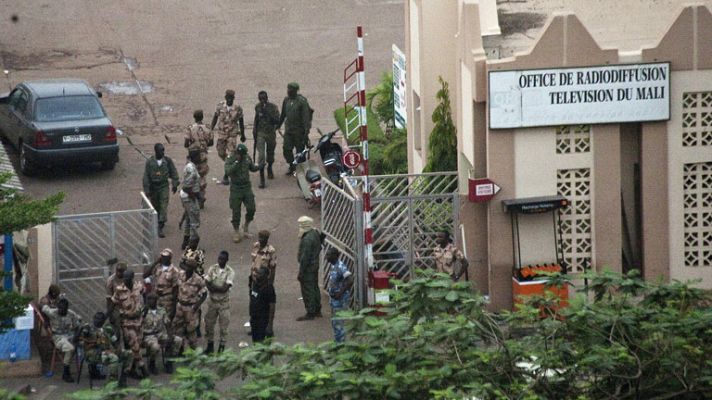 Telediario 1 - Militares malienses disuelven las instituciones y suspenden la Constitución