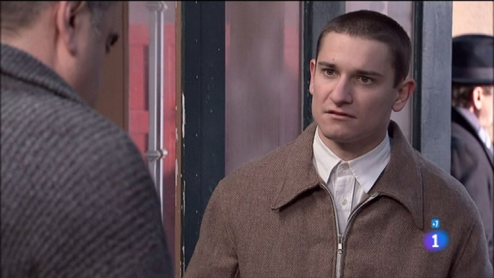 Amar en tiempos revueltos - T7 - Capítulo 140 - Trino y Felisa se reúnen con Marcelino y Manolita para ver la forma de ayudar a Miguel en su huida - Ver ahora