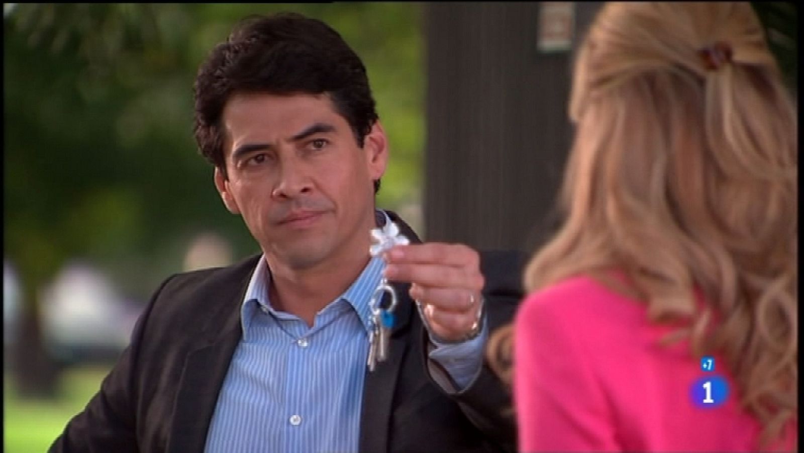 La casa de al lado - Capítulo 95 - Inesperadamente Diego aparece en el juicio para defender a su madre, Javier pierde y el juez le prohibe salir del país - Ver ahora