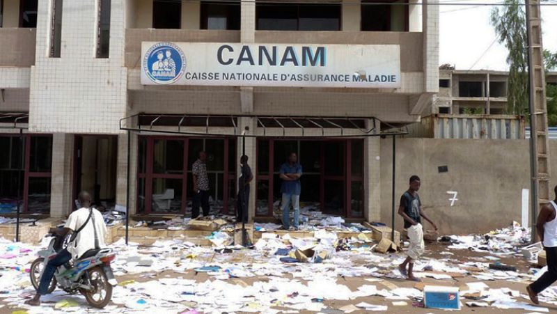 Confusión y pillaje en la capital de Mali después del golpe militar