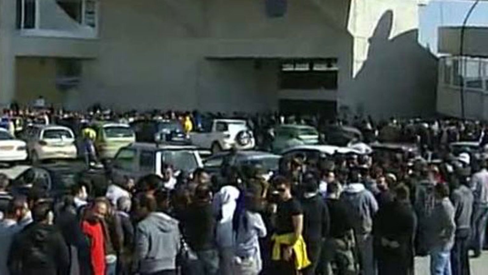 Colas interminables para ver el APOEL - Real Madrid