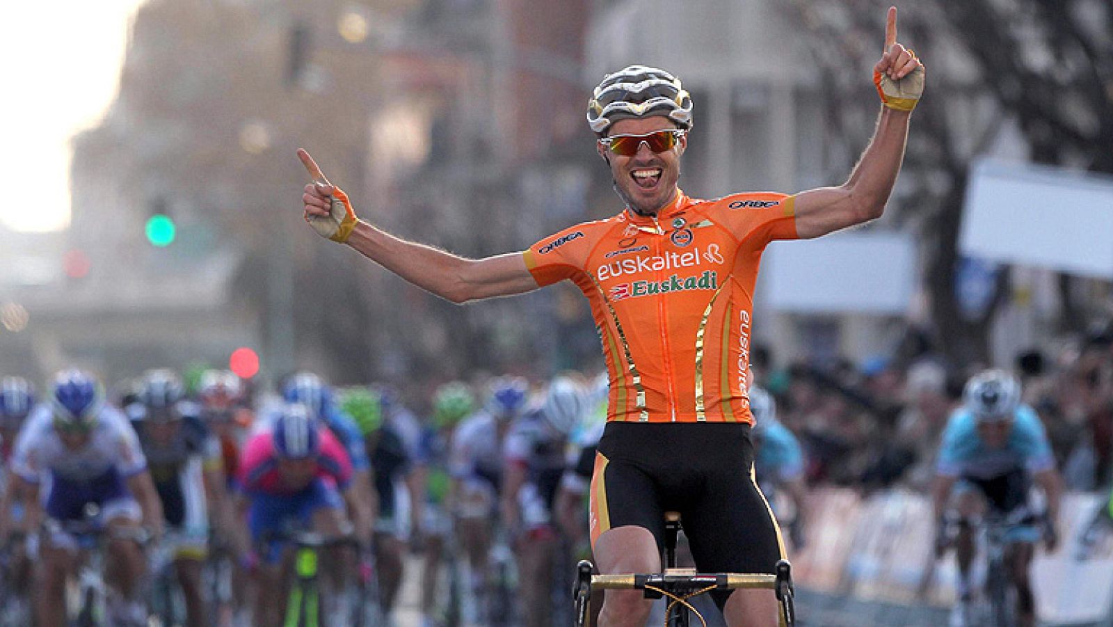 El ciclista español Samuel Sánchez (Euskaltel) se ha impuesto en  la sexta etapa de la 92 Volta Ciclista a Catalunya, disputada entre  Manresa y Badalona, tras sacar una pequeña ventaja al pelotón en el último kilómetro, que le permitió llevarse la v