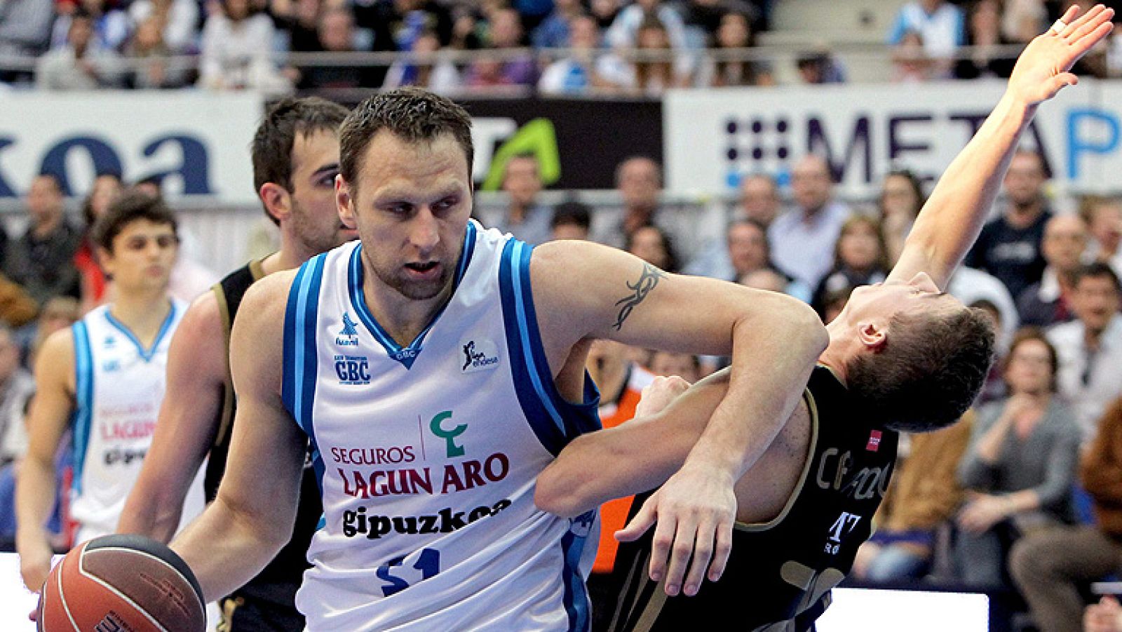 El Lagun Aro GBC se ha impuesto al Real Madrid en el San Sebastián  Arena (98-90) en un bonito duelo anotador de ambos equipos y en el  que el mayor acierto en los tiros libres de los guipuzcoanos y la  'venganza' de Sergi Vidal --autor de 20 puntos,