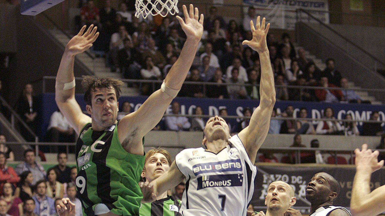 El Blusens Monbus ha logrado un triunfo histórico, el noveno de su temporada y que supone el mejor registro de su historia. Lasme, el mejor con 21 puntos y 26 de valoración.