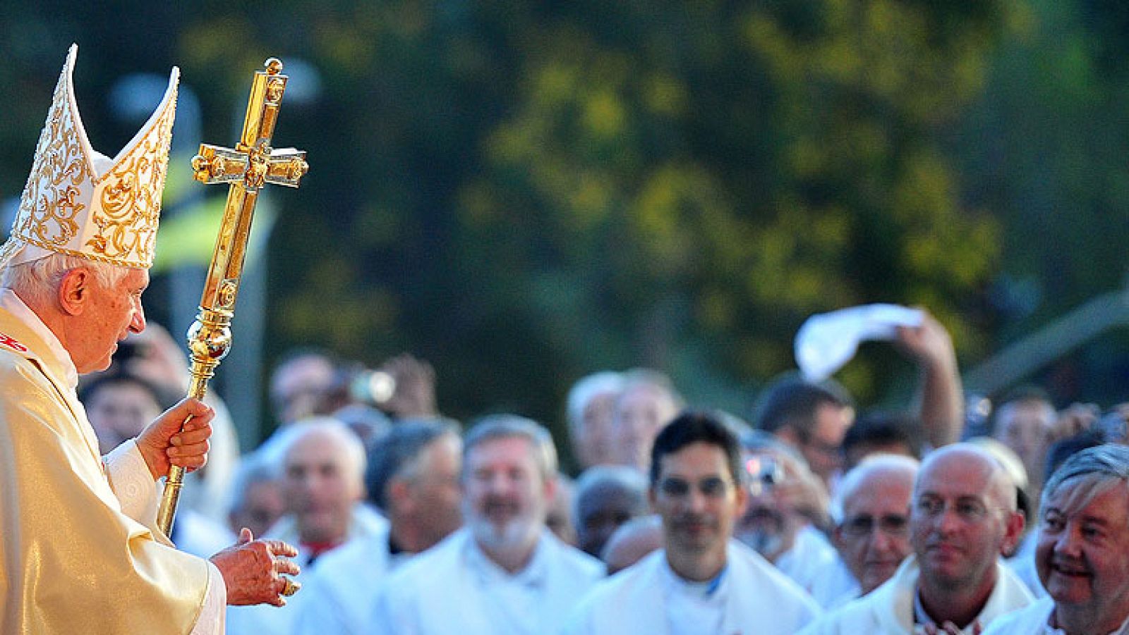Benedicto XVI cierra con una multitudinaria misa su primera jornada en Cuba