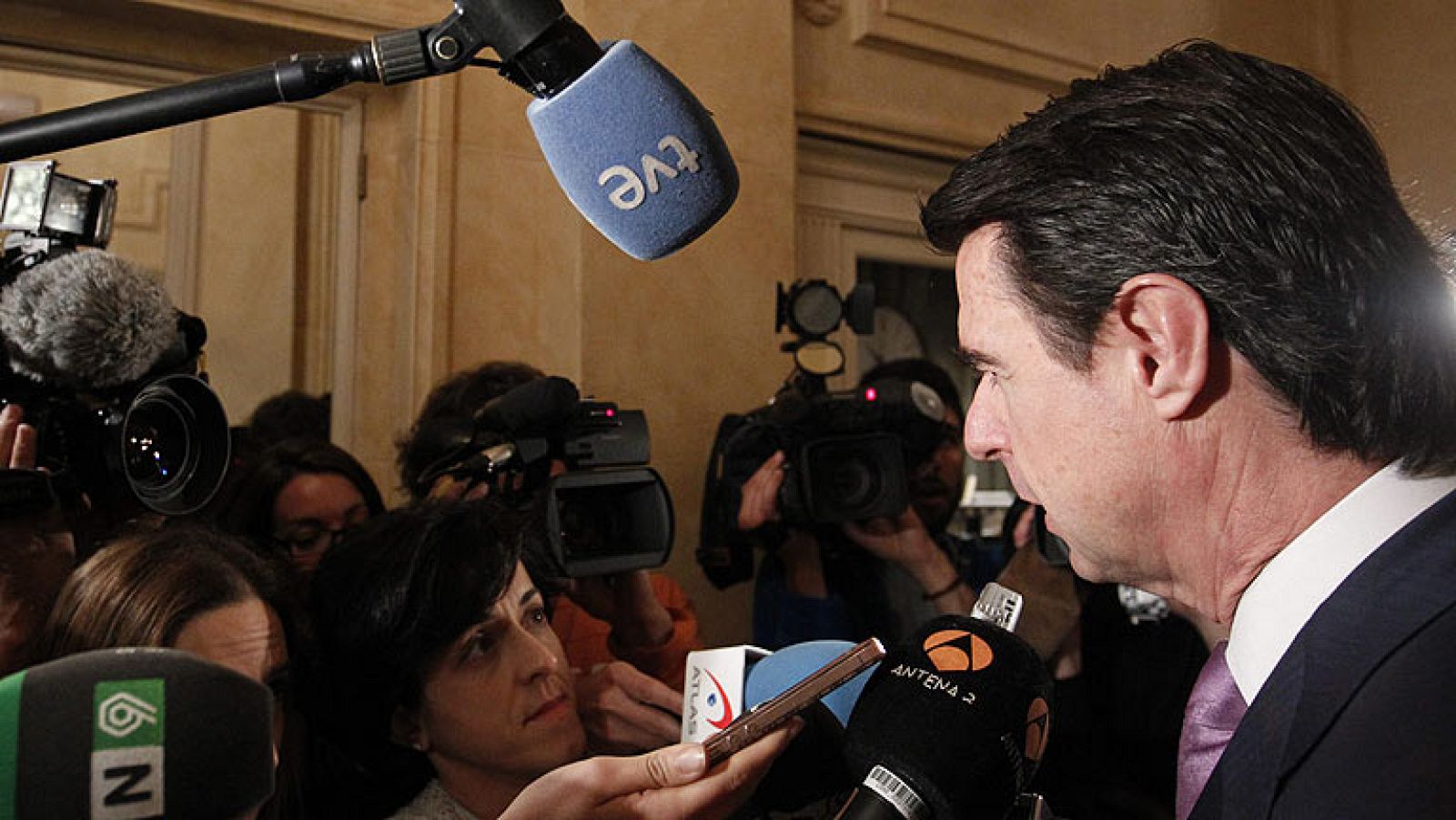 La luz subirá en abril entre el 5% y el 7%, según Soria