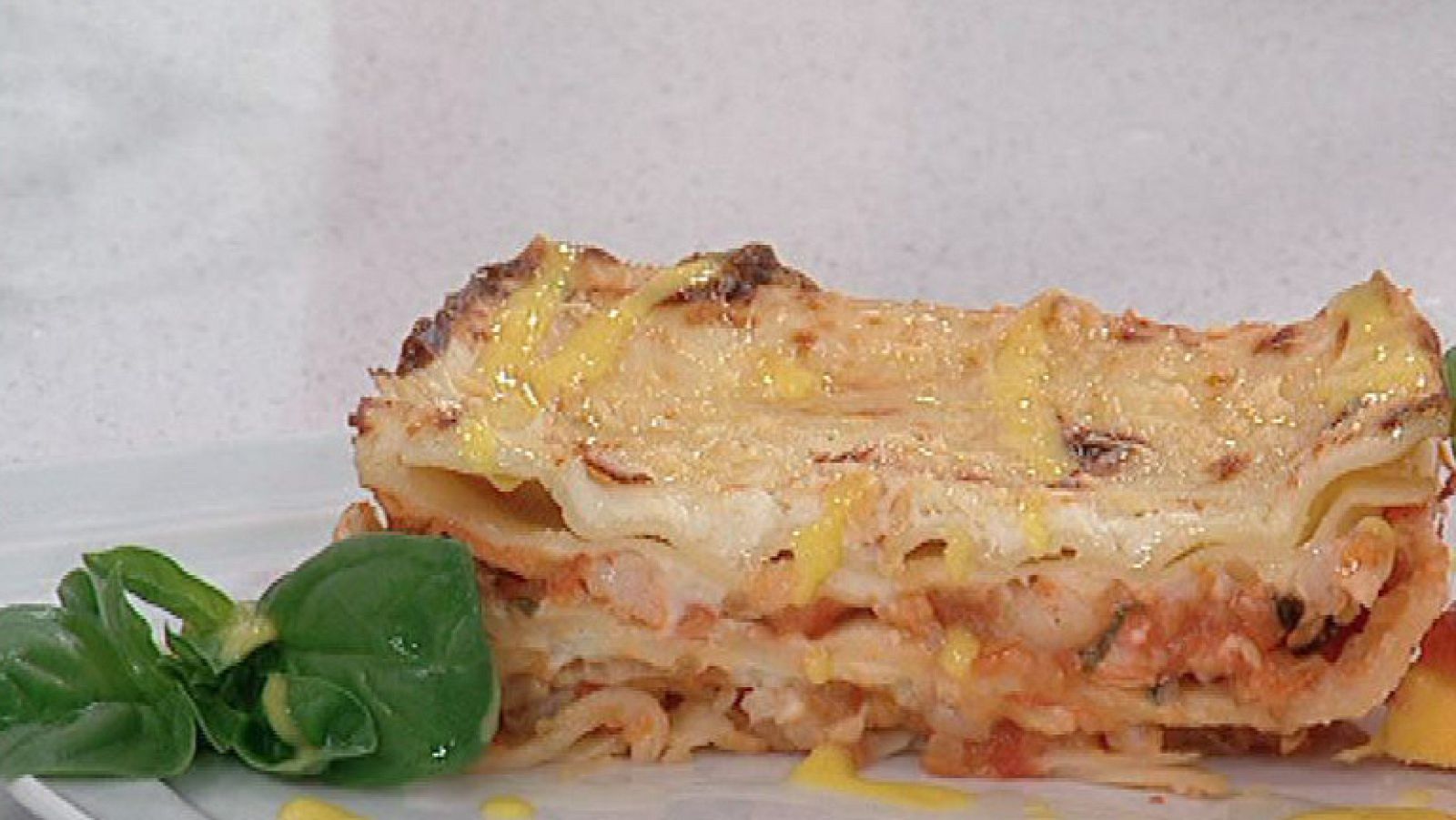 Saber Cocinar - Lasaña de marisco con rollitos de salmón y mango - RTVE Cocina | Ver