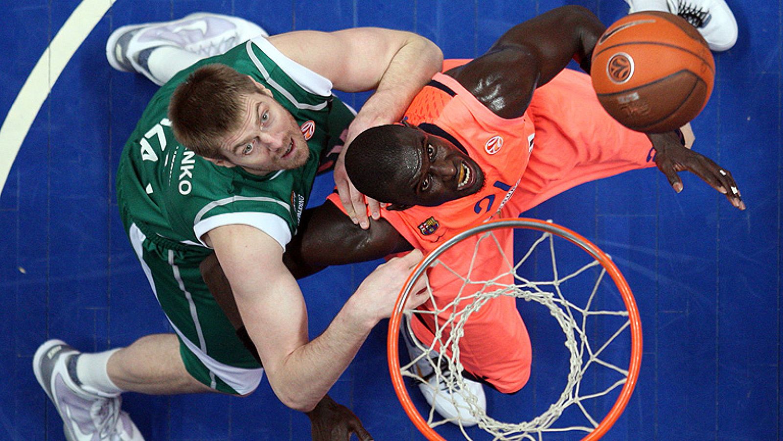 En un partido de desgaste y de errores, especialmente en el primer tiempo, el Barcelona volvió a sacar partido de su defensa y de la profundidad de su banquillo para derrotar nuevamente al Unics Kazan (56-67), un triunfo que le lleva por la vía rápid