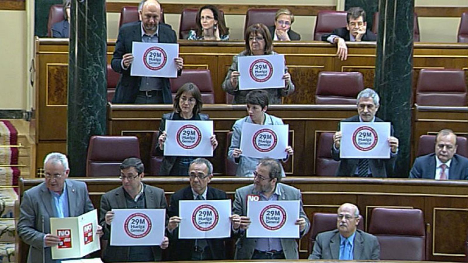 IU invita a los diputados a hacer huelga el 29M y Báñez dice que "lo fácil es esconderse tras una pancarta" - Informativo 24h | Ver
