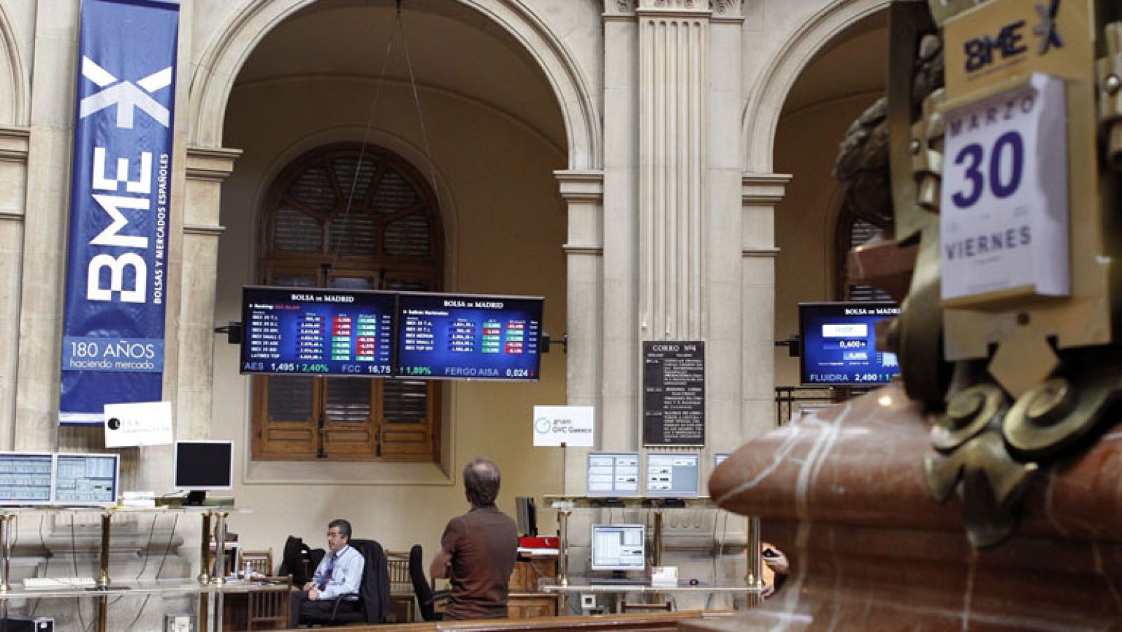 Las Bolsas cierran la semana con ganancias y el Ibex recupera los 8.000