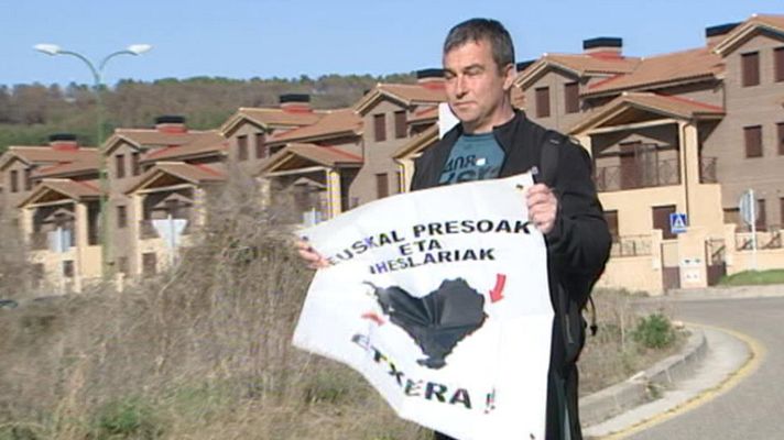 Telediario 1 - Salen de prisión 3 etarras