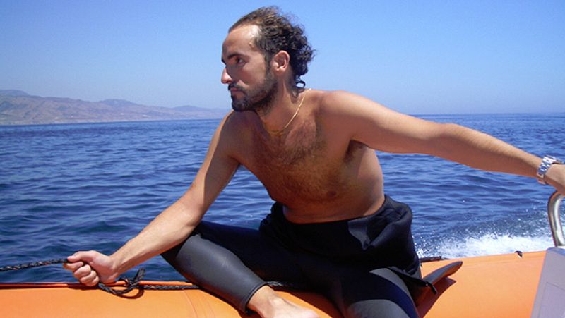 El nadador español Jaime Caballero quiere conseguir su mayor reto: el Canal de Santa Catalina. De lograrlo habrá conseguido la Triple Corona. Se convertiría en el primer español en lograr esta gesta. Caballero nada "porque puede para los que no puede