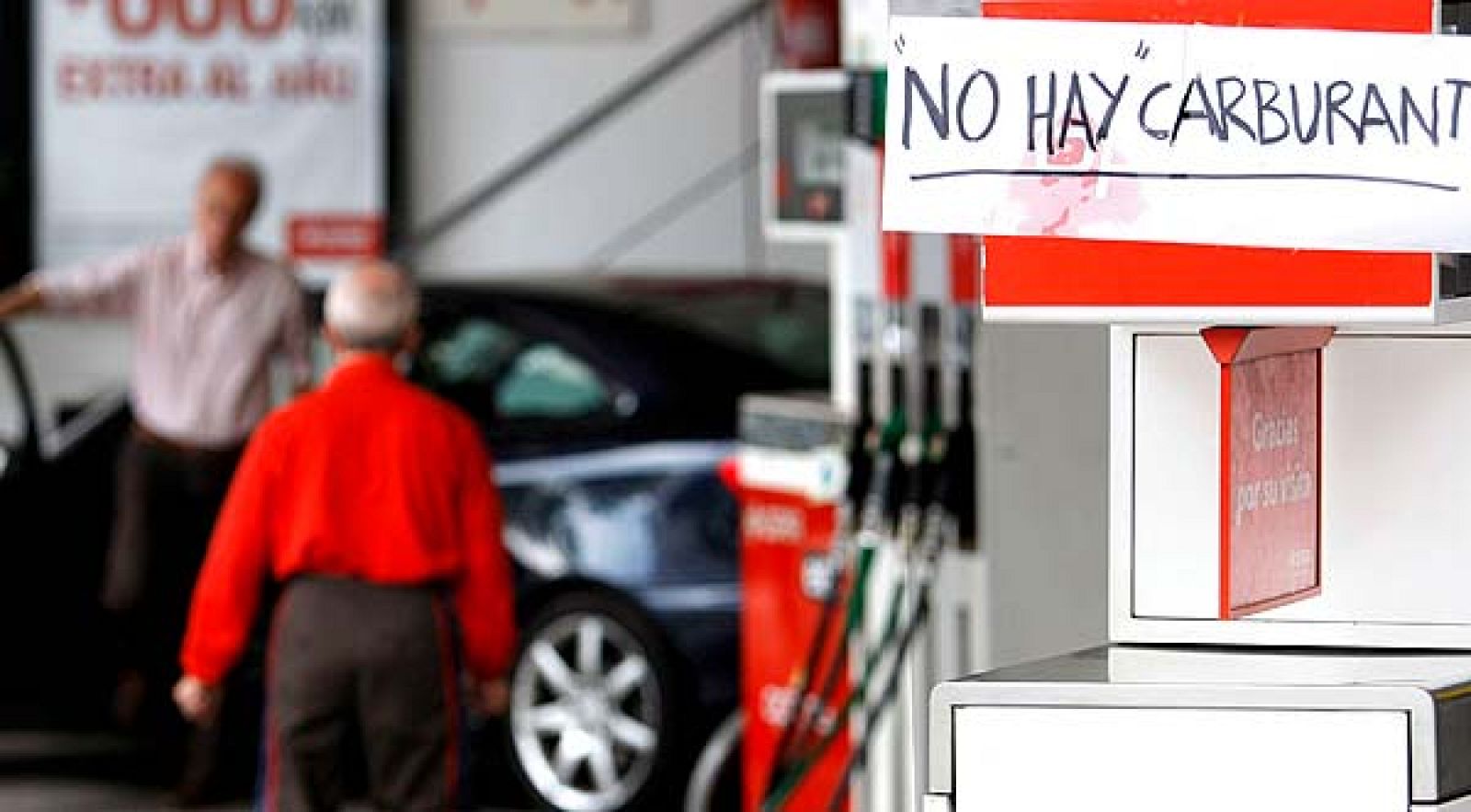 Mientras una de las principales asociaciones de gasolineras considera que no hay peligro de desabastecimiento, la de Cataluña advierte de que, si persiste la huelga, el combustible se agotará esta misma noche en esa comunidad.