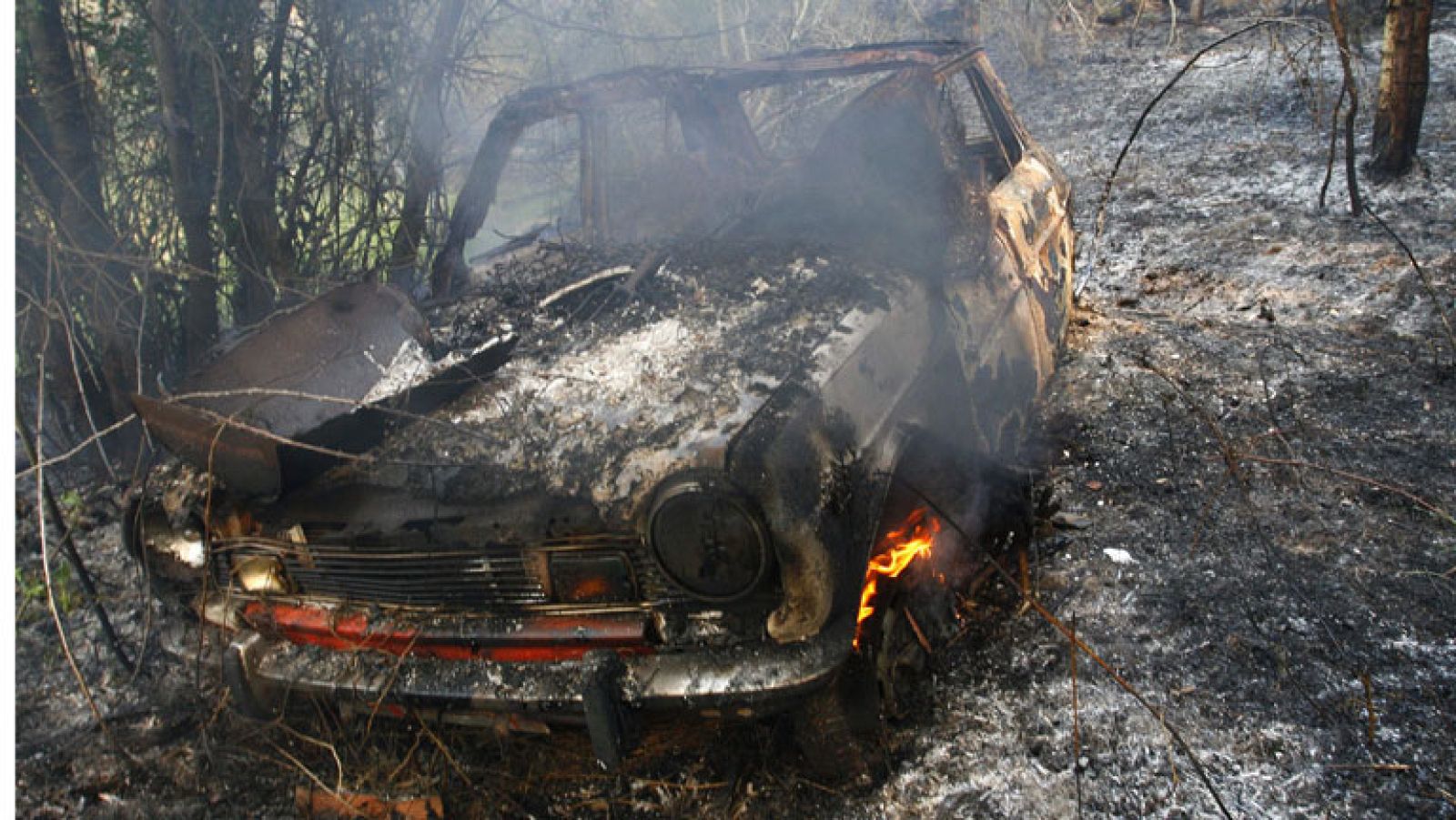 Más de 200 militares ayudan combatir el incendio en Fragas do Eume, joya ecológica de Galicia