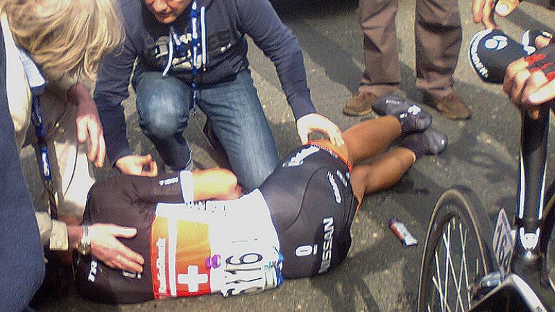 Caída de Cancellara en el Tour de Flandes