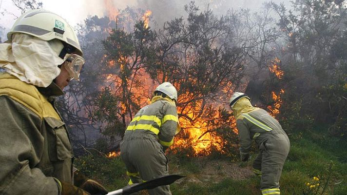 Telediario 1 - Continúan las labores de extinción del incendio de Fragas do Eume