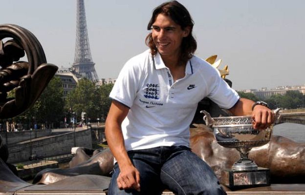  - Nadal pasea su trofeo por París