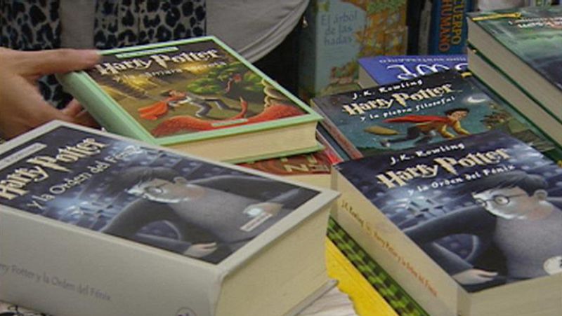 La escritoria de las sagas de Harry Potter, J. K. Rowling anuncia nuevo libro