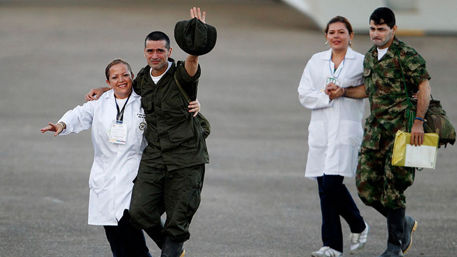 Las FARC liberan a sus 10 últimos rehenes militares