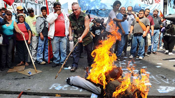 Telediario 1 - Protesta violenta en la embajada británica por las Malvinas