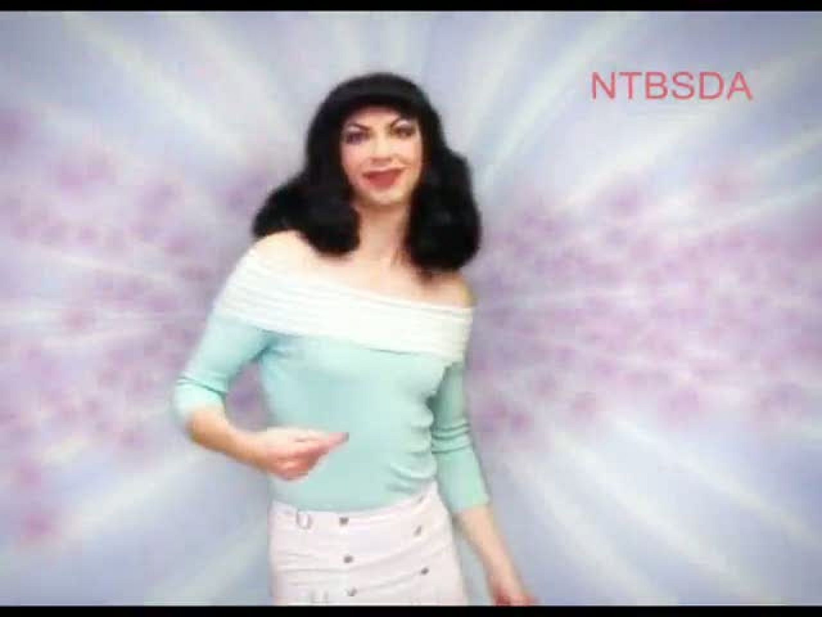 Montaje de un video homenaje con una versión de la canción TRUE BLUE de Madonna.